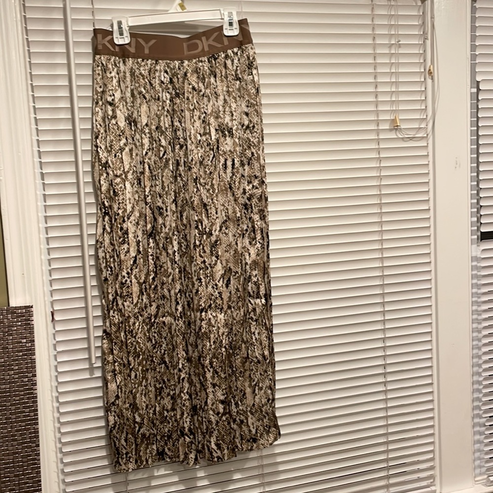 NWOT DKNY boutique animal print pleated skirt. Gorgeous - Picture 4 of 17